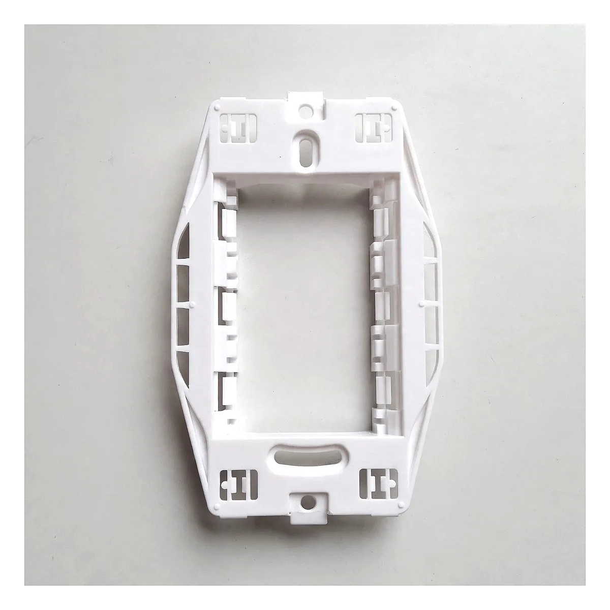 Suporte 4x2 Stella 3 Módulos Suporte 4x2 Stella 3 Módulos — Led Maricá