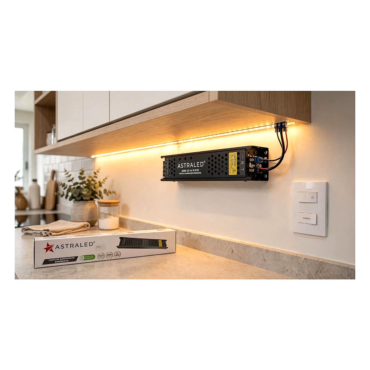 Fonte de alimentação dimerizável 200W 16.7A 12V Astraled para fitas LED na Led Maricá RJ.