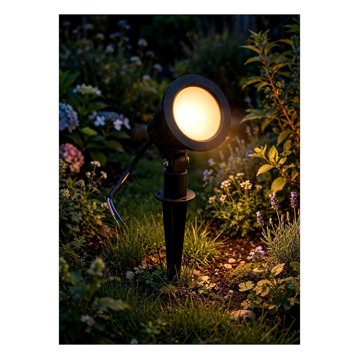 Espeto Spot LED 5W Maxxy luz âmbar para jardim e iluminação externa em Maricá RJ.